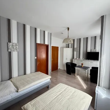 Runge 24 7 Check In&free Parking Hotel *